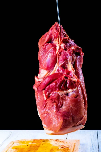 Iluminación Estudio Fondo Oscuro Trozo Carne Está Suspendido Gancho Primer — Foto de Stock