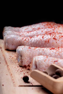 Stüdyo ışıkları. Geçmişe dönük ahşap arka plan. Tavuk budu. Yakın plan.