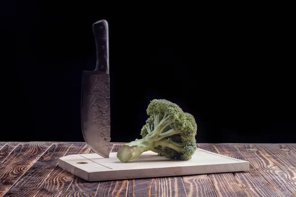 Donkere Achtergrond Houten Planken Retro Stijl Een Groot Keukenmes Broccoli — Stockfoto