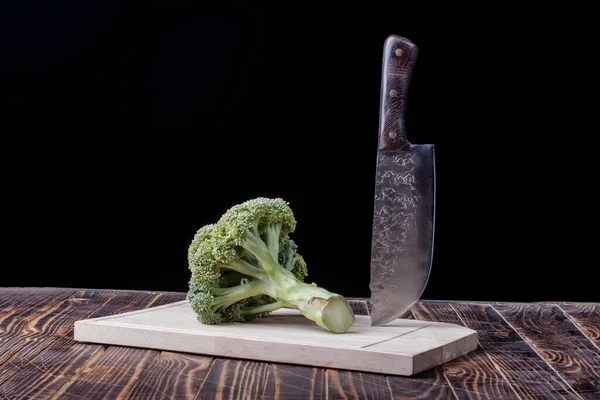 Donkere Achtergrond Houten Planken Retro Stijl Een Groot Keukenmes Broccoli — Stockfoto