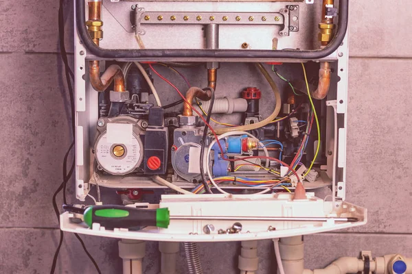 Maestro Instala Una Caldera Gas Que Cuelga Pared Panel Delantero — Foto de Stock