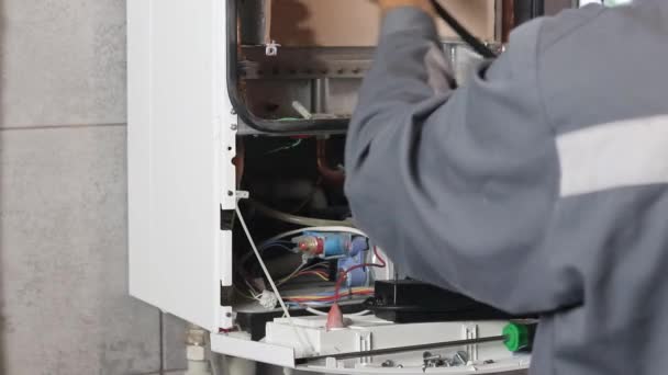 Maestro Instala Una Caldera Gas Que Cuelga Pared Panel Delantero — Vídeos de Stock