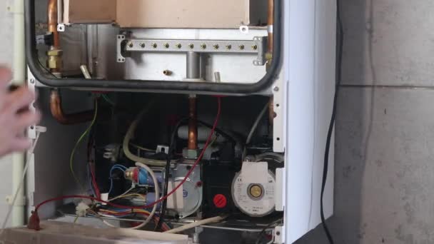 Maestro Instala Una Caldera Gas Que Cuelga Pared Panel Delantero — Vídeo de stock
