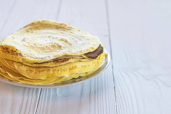 Vit Trä Bakgrund Retro Stil Plattan Den Tunna Gula Pannkakor — Stockfoto