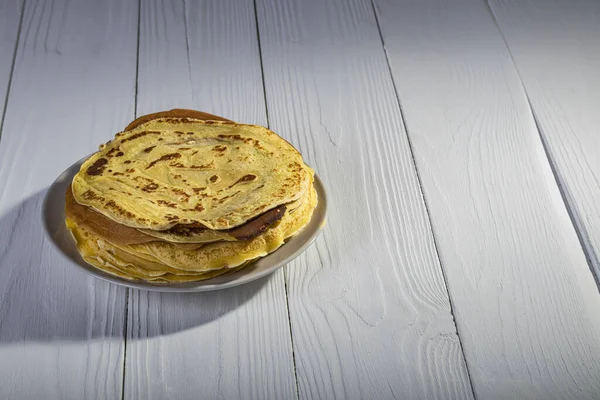 White Wooden Background Retro Style Plate Thin Yellow Pancakes Close — Fotografie, imagine de stoc