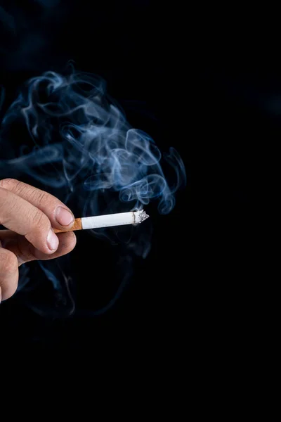 Svart Bakgrund Handen Man Med Uppruggad Hud Håller Cigarett Blå — Stockfoto