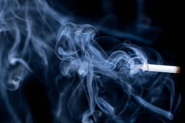 Černé Pozadí Cigarety Vychází Modrý Kouř Close — Stock fotografie
