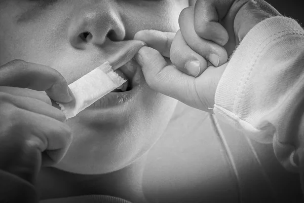 Snius Tabak Zakken Een Vrouwelijk Kind Gebruikt Nicotine Close — Stockfoto