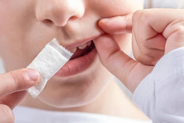 Snus Vagyok Dohány Zacskóban Egy Női Gyermek Nikotint Használ Közelkép Jogdíjmentes Stock Fotók