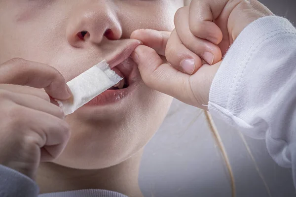 Snus Vagyok Dohány Zacskóban Egy Női Gyermek Nikotint Használ Közelkép Jogdíjmentes Stock Képek