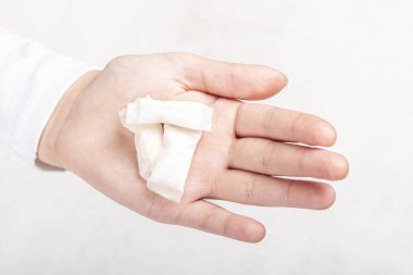 Snuus. Genç kızın eli içinde, tütün torbaları içinde. Arka plan eski usul ahşap. Renklendirme var. yakın plan