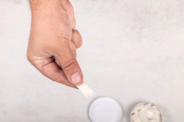 Snus Weichzeichner Die Hand Des Mannes Ist Drin Tabak Tüten — Stockfoto