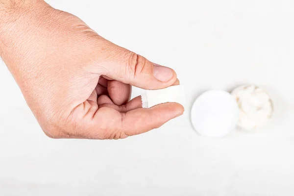 Snus Mjukt Fokus Mannens Hand Den Tobak Påsar Bakgrunden Trä — Stockfoto