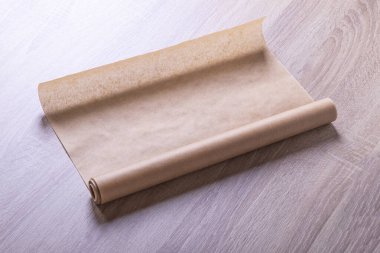 Parşömen. Geçmişe dönük ahşap bir arka planda kağıt yapmak. yakın plan