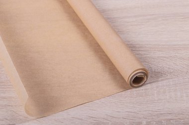 Parşömen. Geçmişe dönük ahşap bir arka planda kağıt yapmak. yakın plan