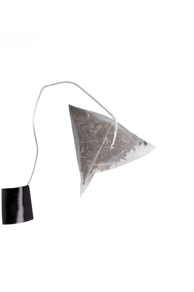 Egy Csésze Teát Egy Piramis Alakjában Fehér Háttérrel Izolátum Közelkép — Stock Fotó