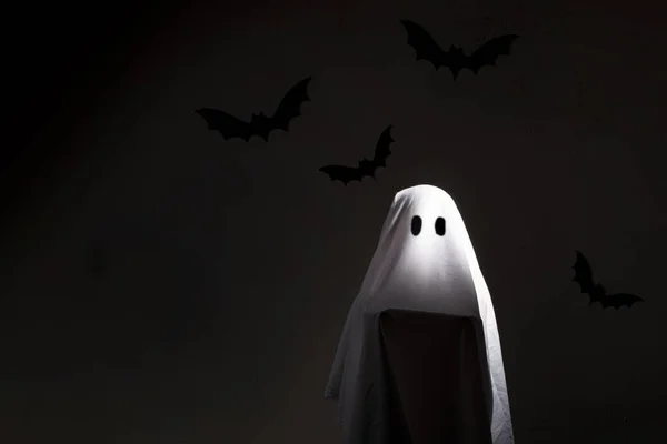 Halloween Niño Está Cubierto Con Una Sábana Blanca Fantasma Hay — Foto de Stock