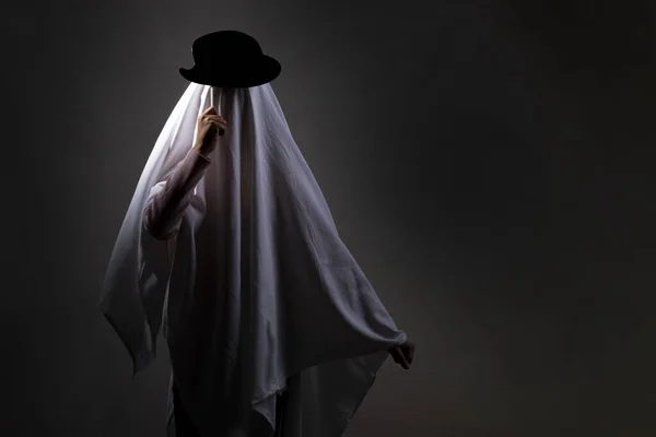 Halloween Niño Está Cubierto Con Una Sábana Blanca Fantasma Límite — Foto de Stock