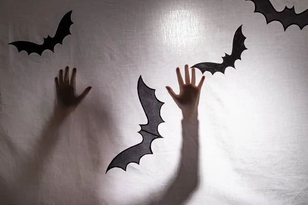 Halloween Una Sombra Silueta Dos Manos Con Paño Blanco Transparencia — Foto de Stock
