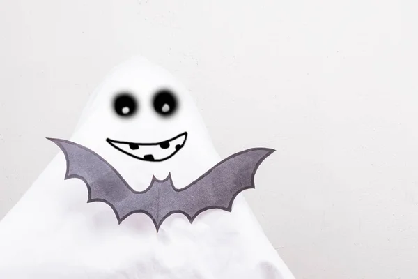 Halloween Halloween Dítě Pokryto Bílým Prostěradlem Látkou Natřené Černé Oči — Stock fotografie