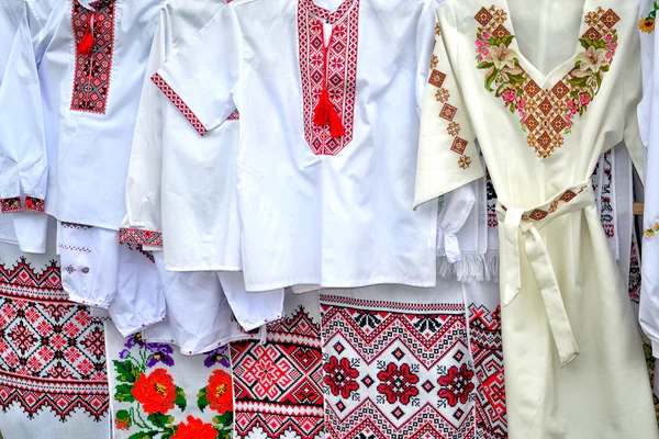 Traditionelle nationale ukrainische Handarbeit bestickt — Stockfoto