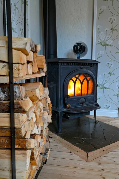 Küçük vantilatörlü demir soba.