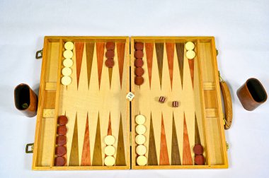 Oyun parçaları ve zarları olan tavla tahtası