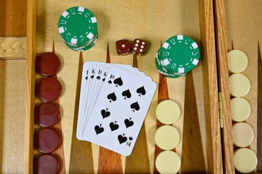 Oyun kartları ve zarları olan tavla tahtası