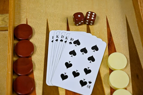 Backgammon pokładzie z kart części gry i kości — Zdjęcie stockowe
