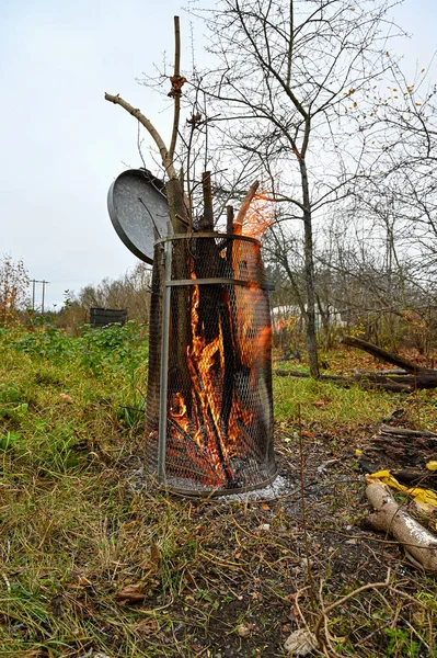 Сжигание садового мусорного бака — стоковое фото