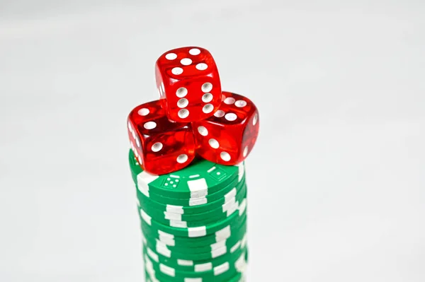 Dés sur une pile de marqueurs de poker — Photo