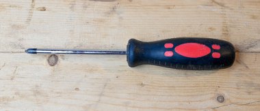 Tahta bankta çalışan bir yıldız tornavida.