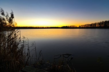 Kasım 2020 'de Hallabrottet Kumla İsveç' te gölün üzerinde gün doğumu