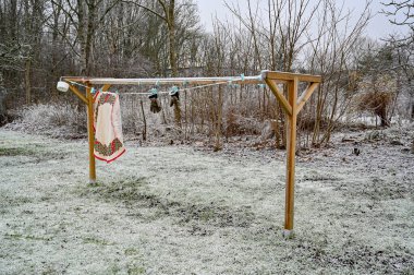 İş eldiveni soğuk bir kasım gününü kurutmak için sallanıyor.