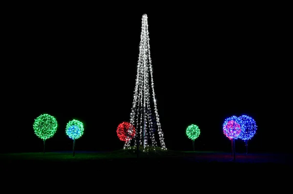Lekkie kulki kolorowe lampy diod w parku do dekoracji — Zdjęcie stockowe