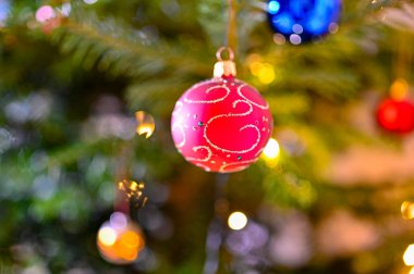 Renkli ve dekoratif balolarla dolu Noel ağacı