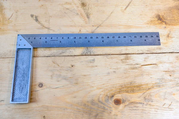 Ahşap bankta metalde ang braketi