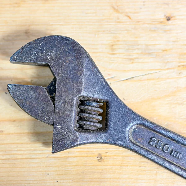Κλειδί που βρίσκεται σε ξύλινο πάγκο στο εργαστήριο — Φωτογραφία Αρχείου