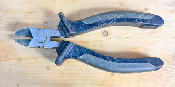 Ρύγχος με ελαστική λαβή σε ξύλινο πάγκο εργασίας — Φωτογραφία Αρχείου