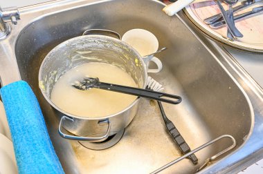 Ocak 2021 'de İsveç mutfağında kirli bulaşıklar