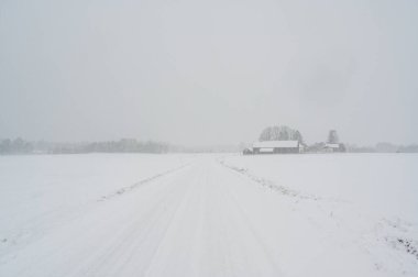 İsveç 'te karla kaplı düz kış yolu.