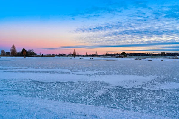 Παγωμένη λίμνη στο πάρκο Kumla νωρίς το πρωί στο Janyary — Φωτογραφία Αρχείου