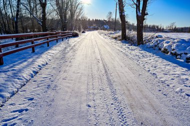 Kar ve buzla kaplı kış yolu güneşli bir gün