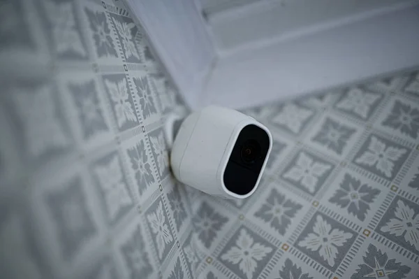 Kamera monitoringu z widokiem na dom dla bezpieczeństwa — Zdjęcie stockowe