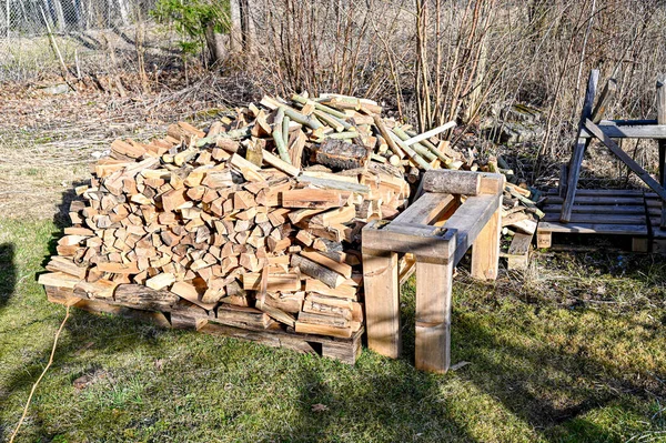İsveç bahçesinde kışın kuruyan yakacak odun yığını — Stok fotoğraf