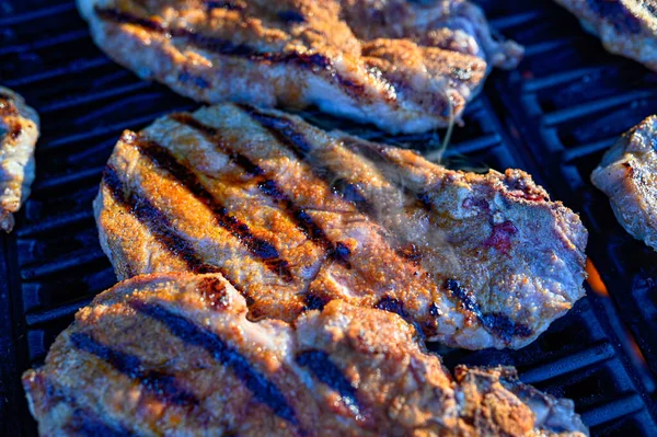 Bbq noite de carne de lombo na grelha — Fotografia de Stock