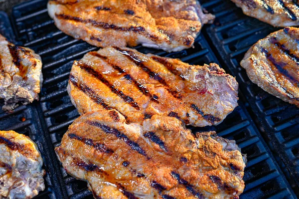 Barbacoa de noche de carne de lomo en la parrilla —  Fotos de Stock