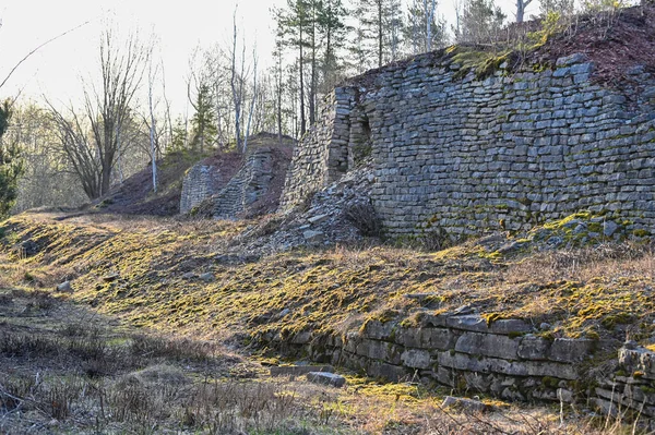 Viejo horno de cal roto en el bosque sueco — Foto de Stock
