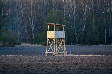 Tarım alanında duran av kulesi