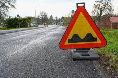 Engebeli yol uyarısı ile yol işareti